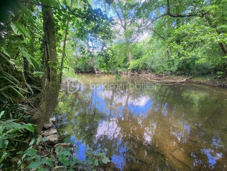 terrain de loisir au calme en bord de rivière