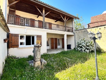 superbe maison en pierre située au cœur d’un village  jardin  grande dépendance