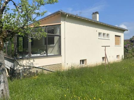 maison élevée sur sous-sol total avec jardin