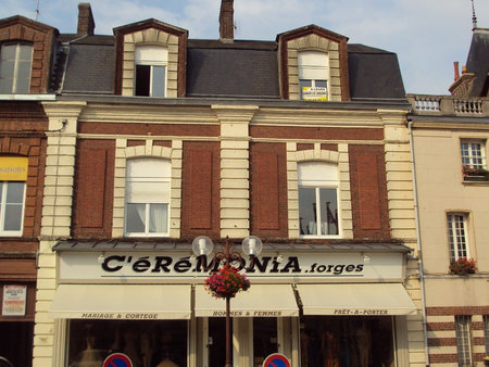 place brevière au 1er étage séjour avec coin cuisine une cha