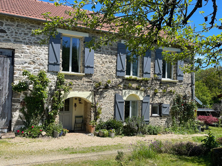 cadre pittoresque  propriété en pierre de trois chambres  vue sur la rivière  1 2 hectare 