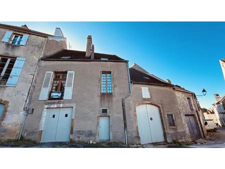 ensemble immobilier au coeur de vézelay relié par une cour intérieure 399 000 € f.a.i.