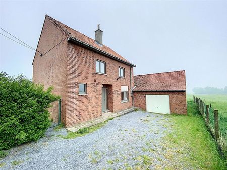 rustig gelegen vrijstaande woning met 7310m² grond gelegen in woongebied met landelijk kar