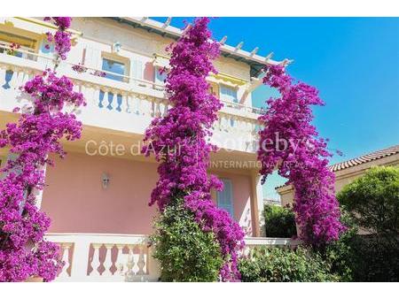 villa niçoise rénovée : élégance méditerranéenne avec vue mer