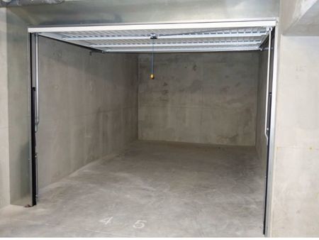 box de garage au sous-sol d’une résidence sécurisée