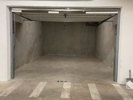 garage 25m2 elec/ caméra/ grande entrée