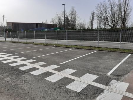 places de parking à 5min de valence 100% sécurisée et accessible 24h/24