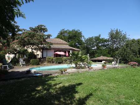maison d'habitation à vendre avec deux gîtes et piscine.