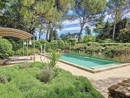 villa de 205 m² habitables plus grand garage sur un terrain de 2794 m² avec piscine.
