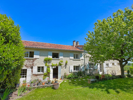 très belle longère de 4 chambres  avec piscine et grange. en position dominante  avec vues