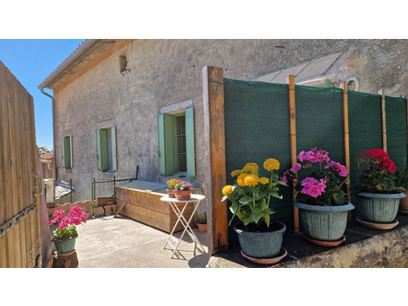 maison d'artiste en pierre  rénovée de manière écologique  avec 2 granges  une terrasse et