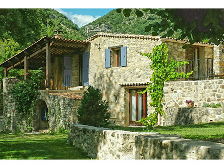situation idyllique en drôme provençale  ancienne bergerie sur terrain de 5000 m² bordé pa