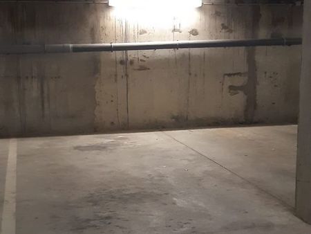 place de parking souterrain située au centre-ville de croissy sur seine