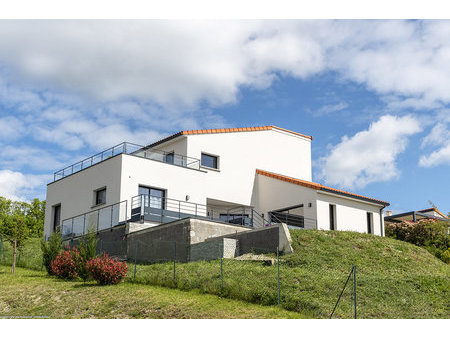 riom « ronchalon » : belle villa d’architecte t6 récente sur terrain 1381 m²  piscine  vue
