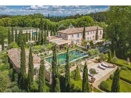 luxueuse propriété avec jardin paysager près de saint rémy de provence