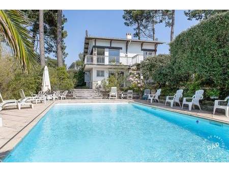 cette villa de charme ****   de 230 m² avec piscine sécurisée sur jardin paysager et vue p