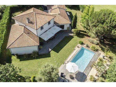 nous sommes ravis de vous présenter à la vente cette magnifique villa de 280 m2 avec pisci