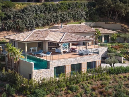 superbe villa contemporaine avec vue mer panoramique située dans un quartier résidentiel s