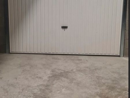 garage fermé 14 m2 à louer