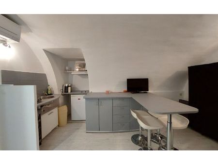 location appartement  m² t-1 à castries  467 €