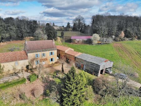 au calme  a l'entree de sarlat. corps de ferme comprenant une maison mitoyenne  grange et 