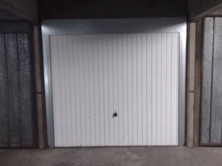 garage box fermé lyon 5 dans résidence sécurisée