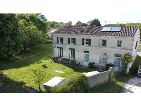 maison de type charentaise à 10 minutes de saintes