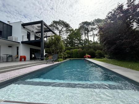 anglet  villa contemporaine  garage  piscine et jardin paysagé