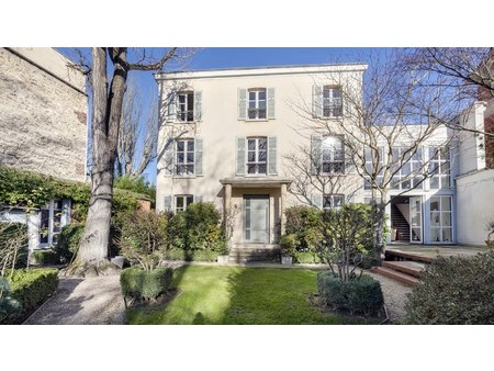 paris 16th district an exceptional period property with a garden  paris  pa 75016 villa/to