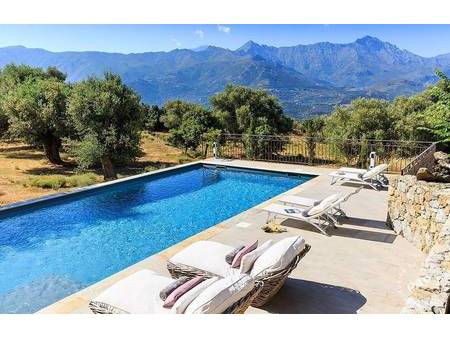 **cette magnifique villa** est située dans une oliveraie de 2 5 hectares complantée d;arbr