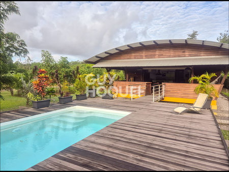 villa meublée de charme avec piscine et jardin à 10 minutes de kourou