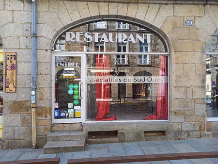 local commercial fougeres 100 m2