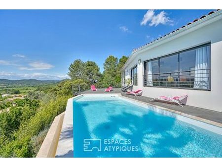 élégance moderne : villa contemporaine avec piscine et vue panoramique