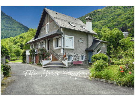 cauterets 65  magnifique maison authentique avec un très beau terrain arboré offrant une v