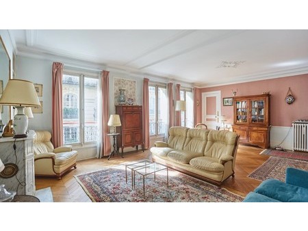 paris 8th district a 3-bed apartment to renovate  paris  pa 75008 residence/apartment for 