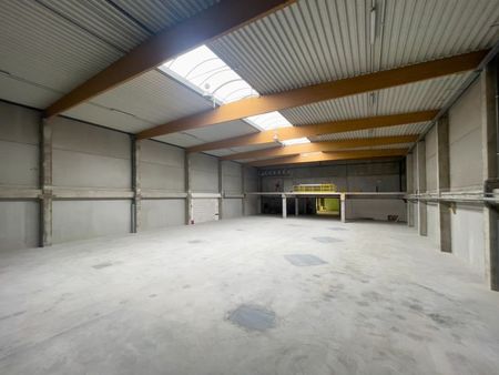 bedrijfsgebouw 2.120 m² opslagruimte met 460 m² kantoren...