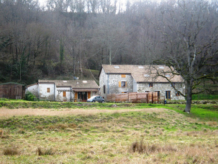 ensemble d'ancienne ferme convertie en cottage et 4 appartements a louer avec 15.8 hectare