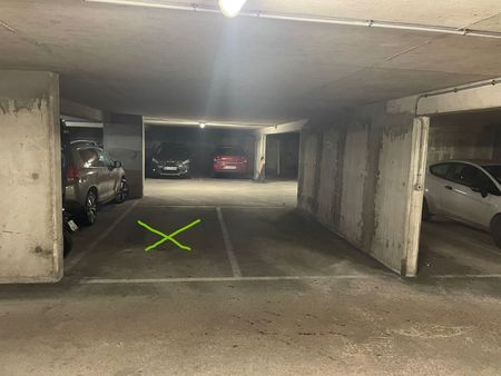 parking securise a deux pas des lignes de metro 8  10  12 et 6