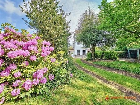 villa authentique avec un beau jardin arboré