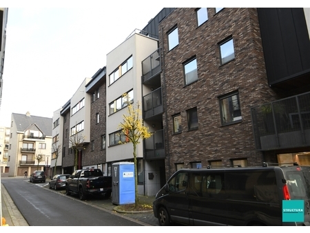 modern appartement in verkeersluwe straat  vlakbij asse centrum!