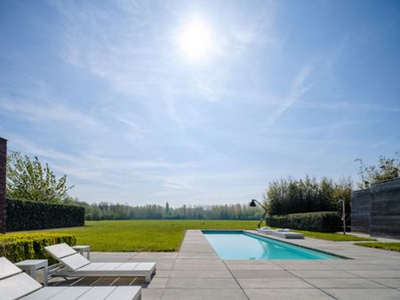 le calme dans une villa moderne avec piscine