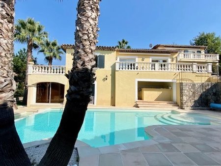 villa de 203 m² avec piscine chauffée et terrain paysager