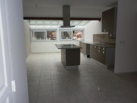 location appartement  m² t-3 à coulommiers  850 €