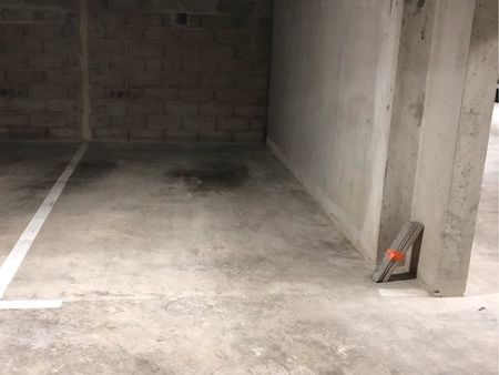 place ouverte dans parking sous-sol