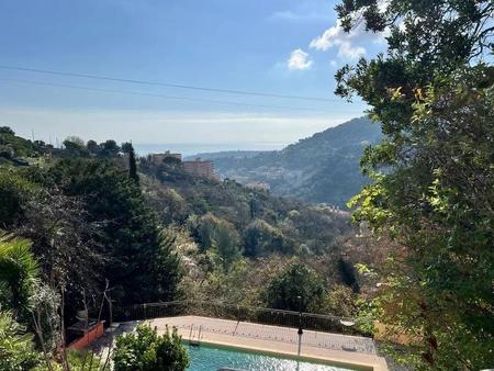 nichée à flanc de colline surplombant la mer méditerranée scintillante  superbe villa