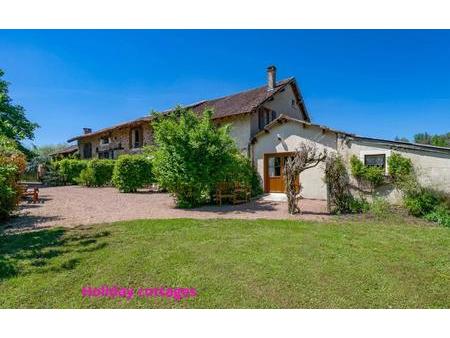 bel ensemble composé d'une maison avec 4 gites et une piscine