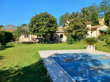 villa plain pied avec grand garage et piscine sur jardin arboré.