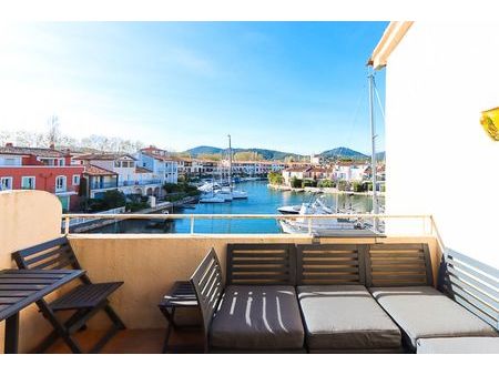 port grimaud - appartement rénové avec mezzanine et balcon vue canal