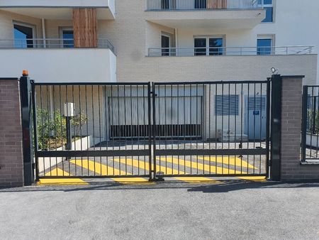 loue place de parking dans résidence récente (2022). nsitué 75 rue de malnoue noisy le gra
