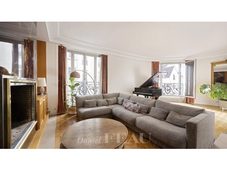 paris 3rd district a 4-bed apartment with a balcony  paris  pa 75003 residence/apartment f